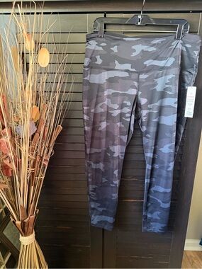 VOGO Athletica Women's Black & Gray Camo High-Rise Leggings